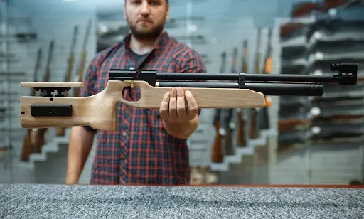 mężczyzna z wiarówką pneumatyczną