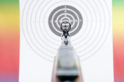 strzał wiatrówką do celu